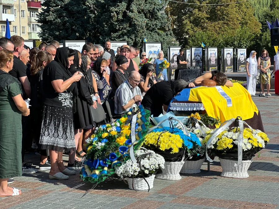 18 серпня у Рівному провели в останню земну дорогу захисника рідної землі - фото 2 18 серпня у Рівному провели в останню земну дорогу захисника рідної землі - фото 2