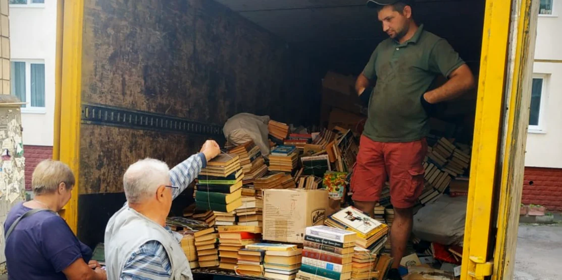 Кілька десятків тонн російської літератури здали на макулатуру на Рівненщині