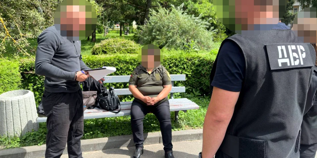 У Рівному жінка намагалась дати хабар слідчому ДБР. Її затримали