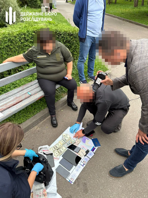 У Рівному жінка намагалась дати хабар слідчому ДБР. Її затримали - фото 1 У Рівному жінка намагалась дати хабар слідчому ДБР. Її затримали - фото 1