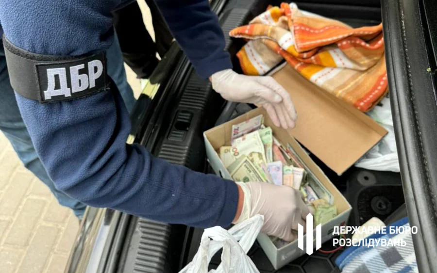 У Рівному жінка намагалась дати хабар слідчому ДБР. Її затримали - фото 3 У Рівному жінка намагалась дати хабар слідчому ДБР. Її затримали - фото 3