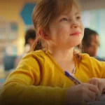 Рівненські школярі знову сядуть за парти – місто повертається до очного навчання Школярка уважно слухає лекцію.