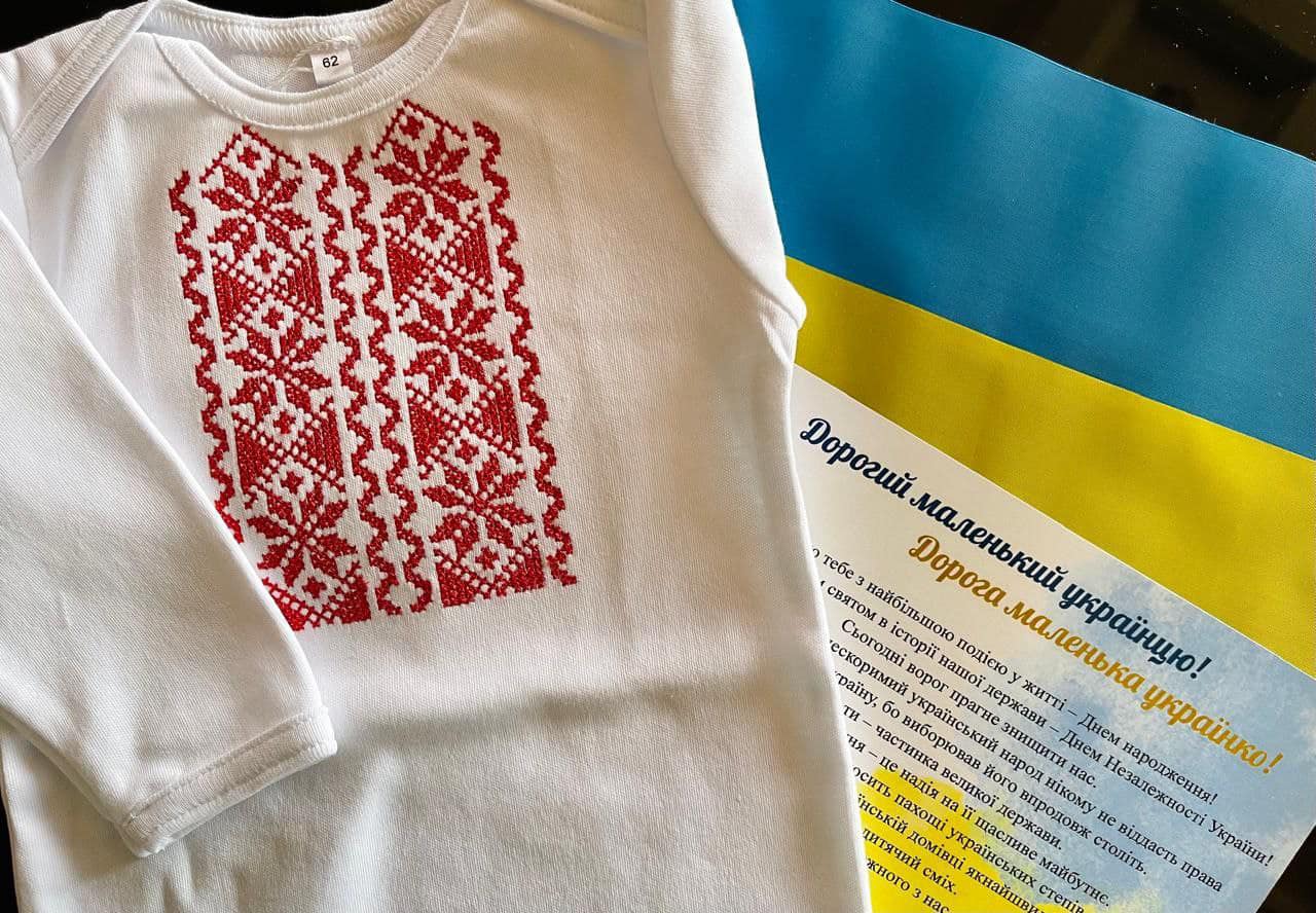 Вишиванки отримали новонароджені на Рівненщині