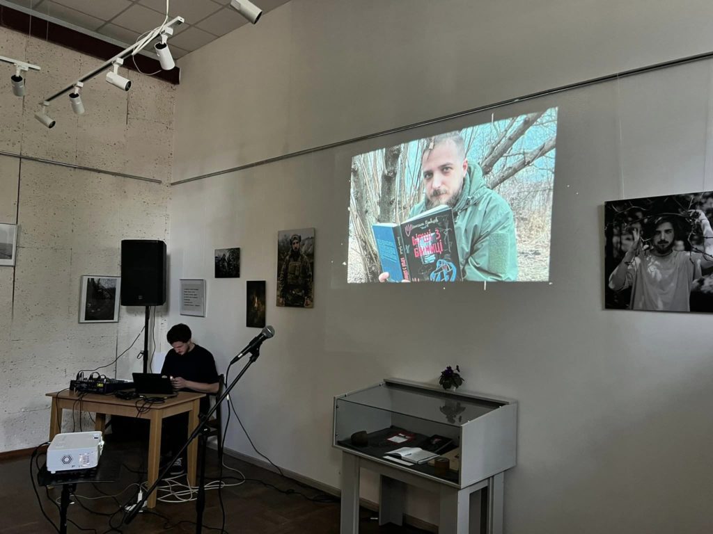 Виставка пам’яті Максима «Далі» Кривцова відкрилась у Рівному - фото 1 Виставка пам’яті Максима «Далі» Кривцова відкрилась у Рівному - фото 1