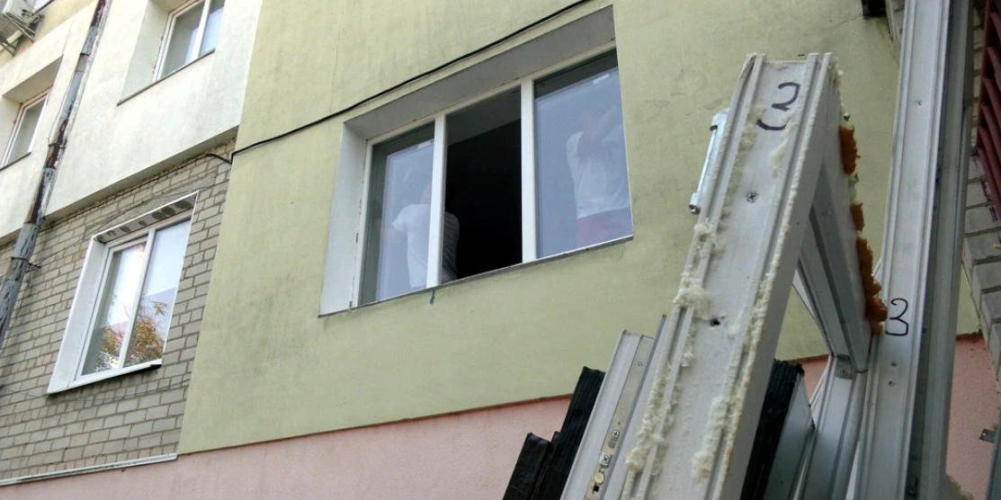 У Рівному замінюють вибиті внаслідок ракетного удару вікна