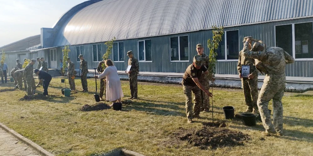 У військовому ліцеї в Острозі заклали Алею пам’яті й підняли прапор (ФОТО)