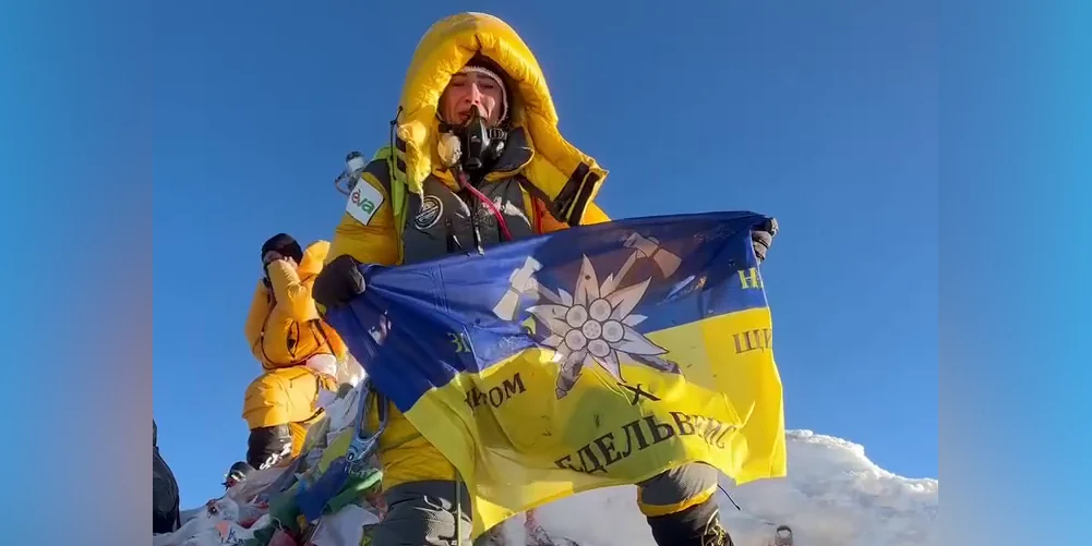 Побитий війною прапор на найвищій вершині світу (ВІДЕО)