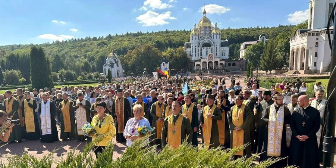 Хресною ходою в Зарваниці вшанували пам’ять полеглих Героїв з Гощанської громади (ФОТО)