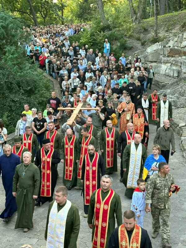 Хресною ходою в Зарваниці вшанували пам'ять полеглих Героїв з Гощанської громади (ФОТО) - фото 1