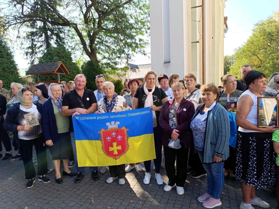 Хресною ходою в Зарваниці вшанували пам'ять полеглих Героїв з Гощанської громади (ФОТО) - фото 2