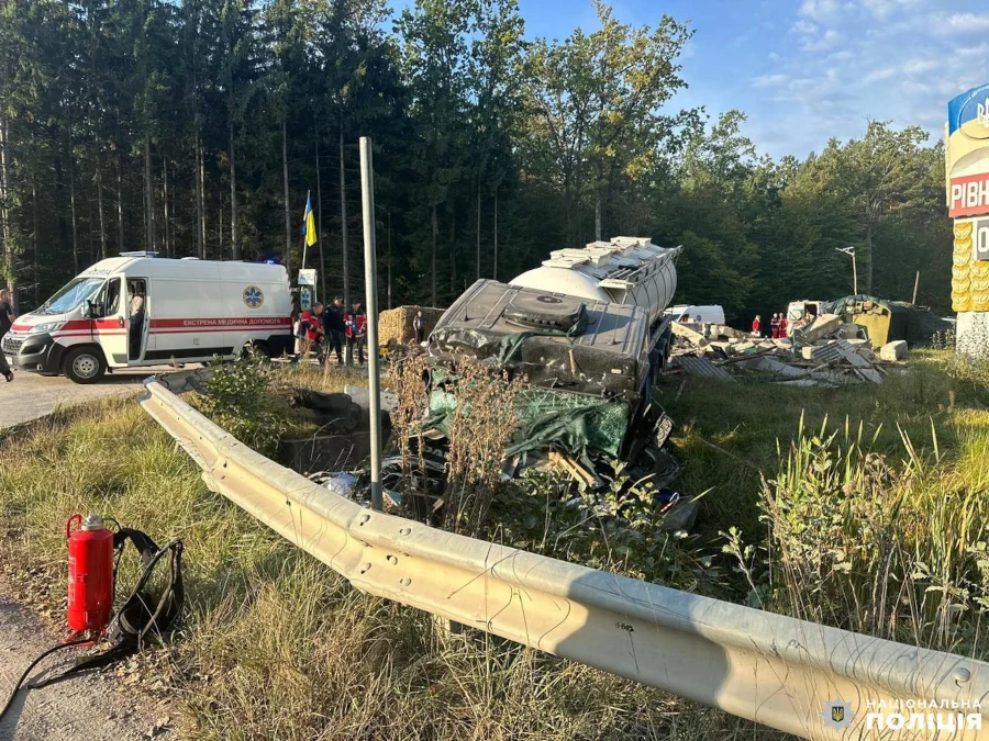 Автоцистерна врізалась у блокпост на Рівненщині. Один загиблий і двоє постраждалі - фото 1
