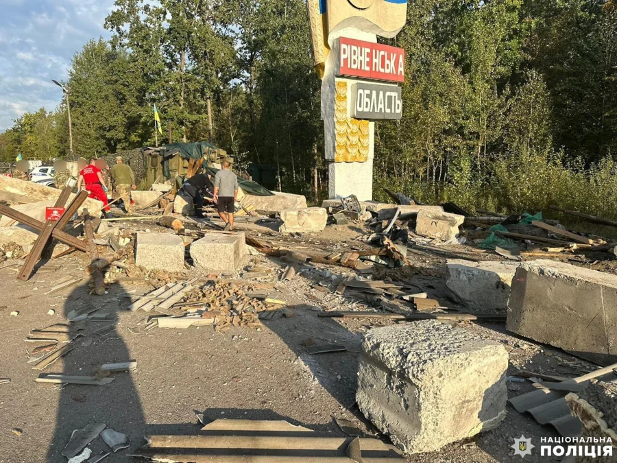 Автоцистерна врізалась у блокпост на Рівненщині. Один загиблий і двоє постраждалі - фото 2