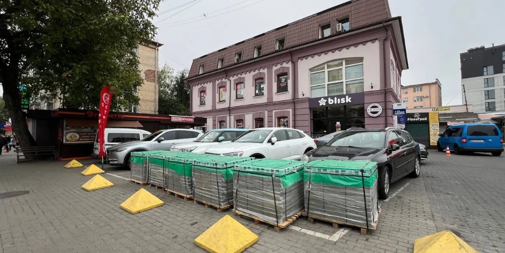 Тротуар на Чорновола ремонтують коштом підприємців Тротуар на Чорновола ремонтують коштом підприємців