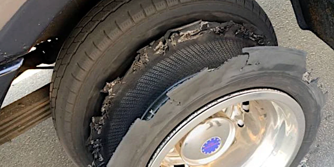 У Сарнах водій рейсового автобуса їздив без однієї шини