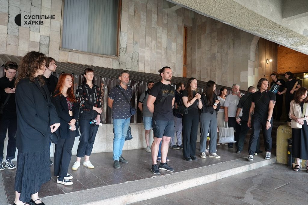 Проводжали аплодисментами художницю в Харкові - фото 3 Проводжали аплодисментами художницю в Харкові - фото 3