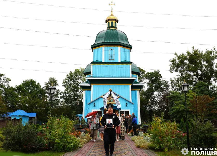 На Рівненщині попрощались із трагічно загиблим поліцейським - фото 1 На Рівненщині попрощались із трагічно загиблим поліцейським - фото 1