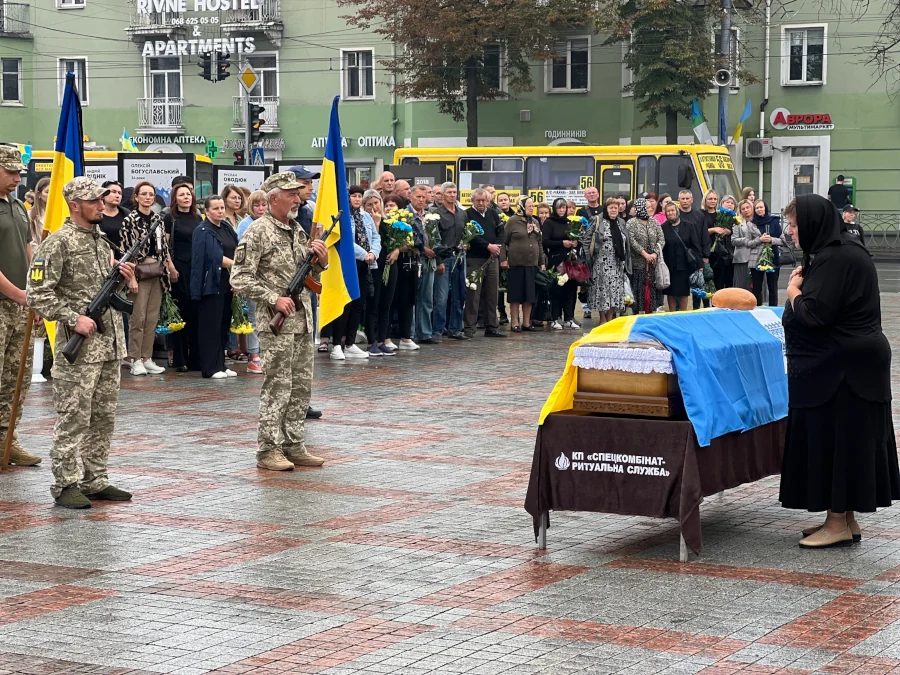 Із полеглим Захисником попрощалися в Рівному - фото 1 Із полеглим Захисником попрощалися в Рівному - фото 1