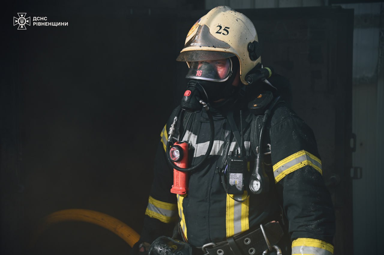 У Рівному під час пожежі врятували чоловіка