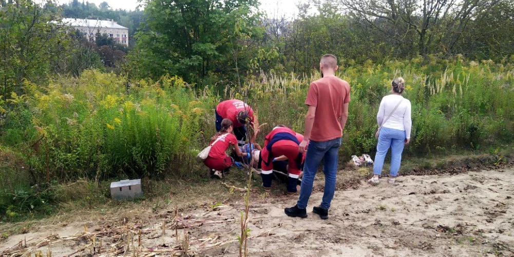87-річну жінку, яка добу блукала в околицях Рівного, розшукали