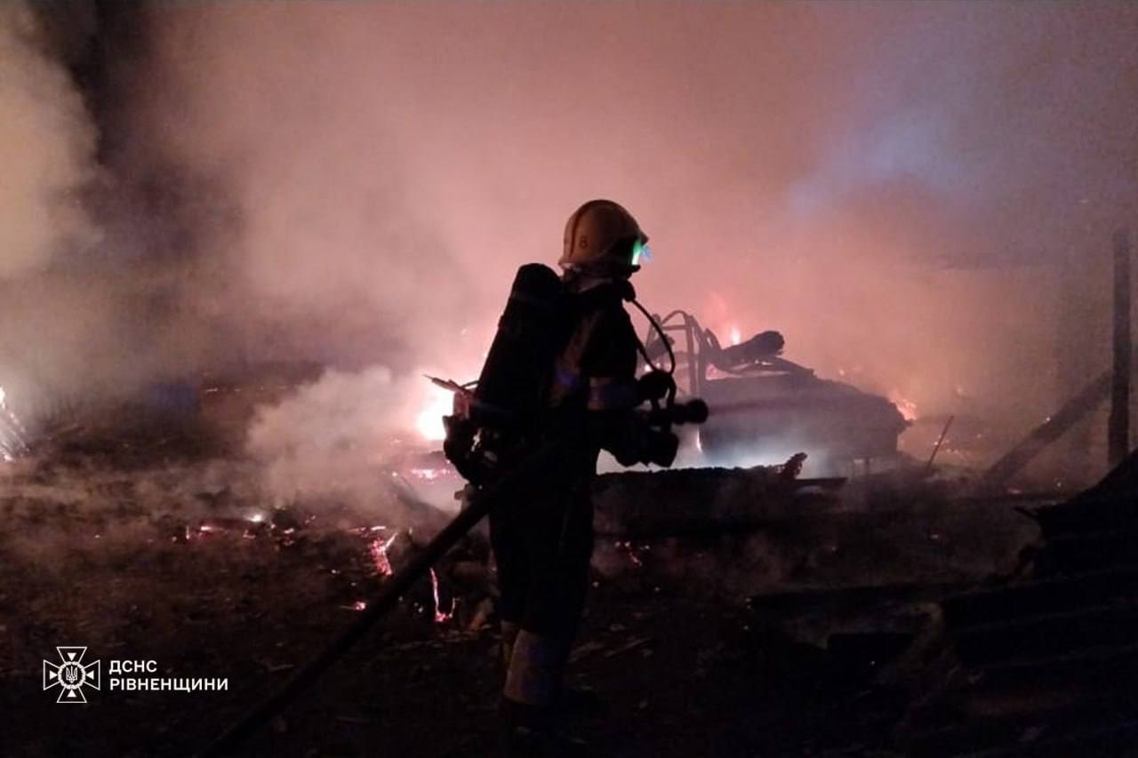 Рятувальники оперативно ліквідували пожежу в господарській будівлі на Рівненщині
