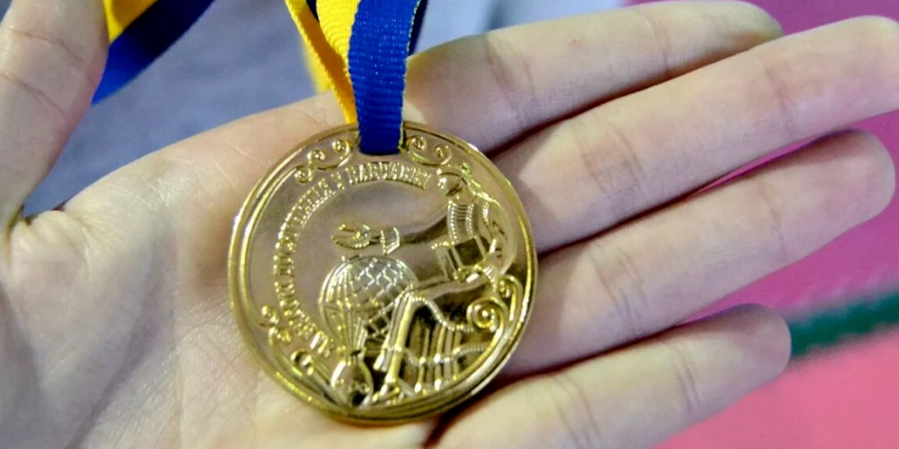 Школи й надалі можуть вручати медалі випускникам, але не державним коштом