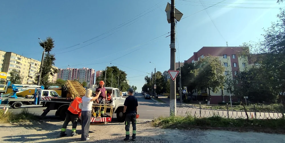 Світлофор у Рівному заживили від гібридної сонячної міністанції