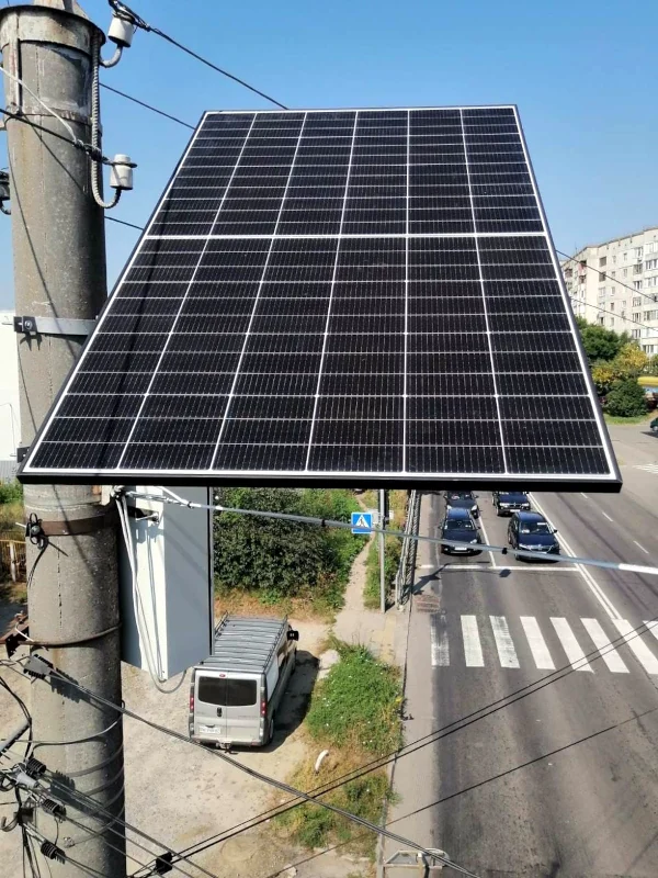 Світлофор у Рівному заживили від гібридної сонячної міністанції - фото 1