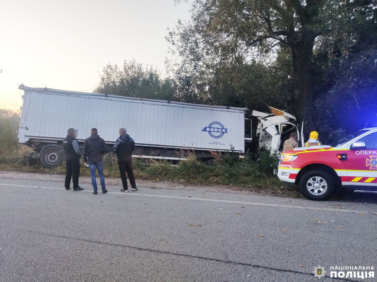 Водій врізався в дерево на Рівненщині