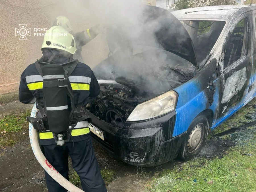 Вогнем сильно пошкоджено авто у Рівненському районі - фото 1
