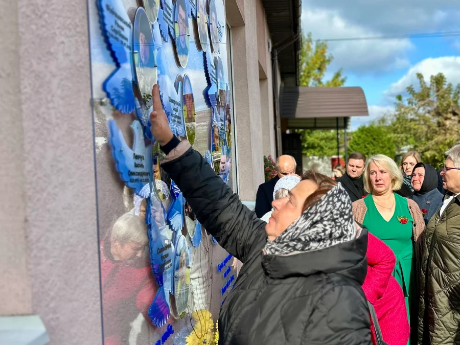 У гімназії в Костополі вшанували пам'ять 18-ох полеглих земляків-воїнів - фото 2 У гімназії в Костополі вшанували пам'ять 18-ох полеглих земляків-воїнів - фото 2