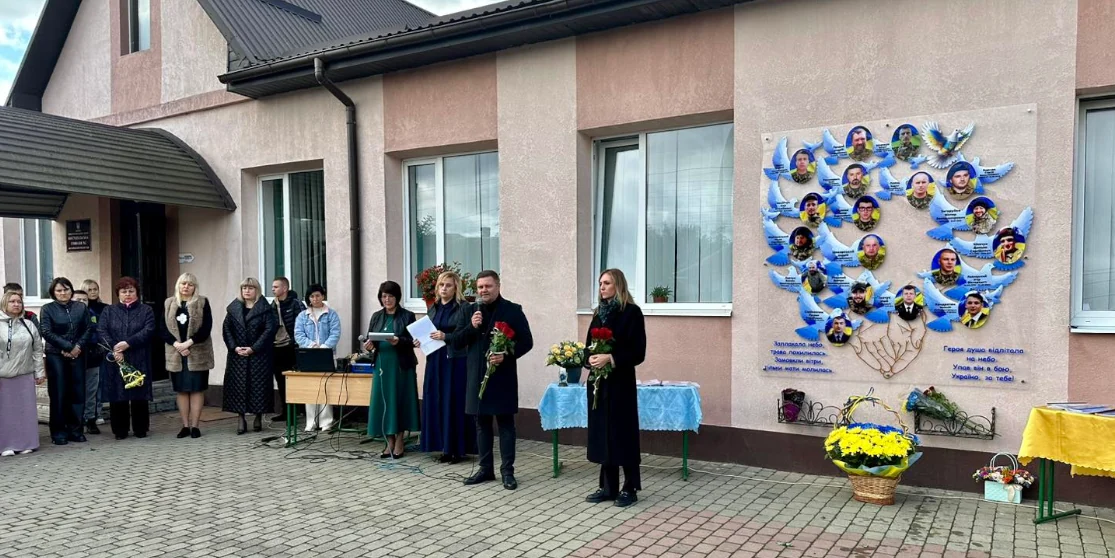 У гімназії в Костополі вшанували пам’ять 18-ох полеглих земляків-воїнів