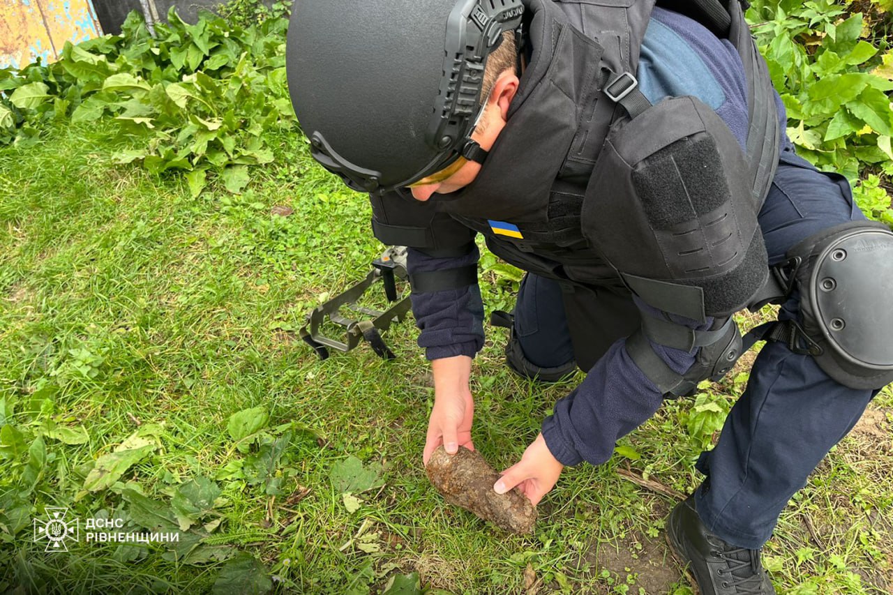 На подвір’ї приватного господарства на Рівненщині виявили міну