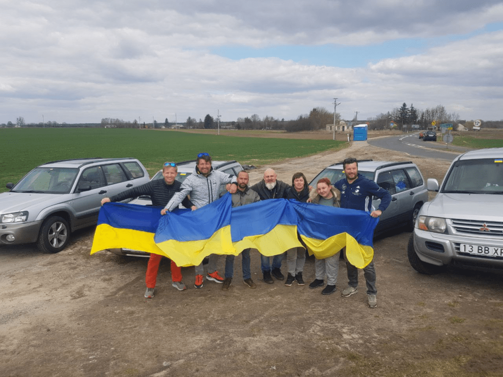Десятки авто для ЗСУ перегнала рівнянка з-за кордону - фото 6