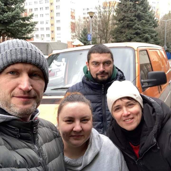 Десятки авто для ЗСУ перегнала рівнянка з-за кордону - фото 5