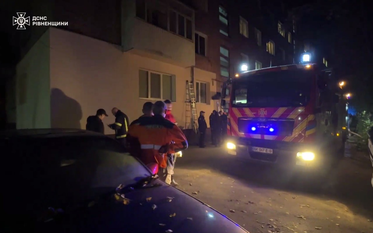 Вогнеборці врятували життя чоловіка у Рівному