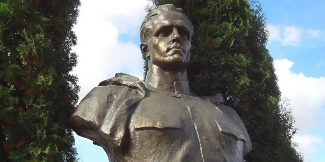 Бронзового Кузнєцова продали на аукціоні у Рівному за 150 тис. гривень Бронзового Кузнєцова продали на аукціоні у Рівному за 150 тис. гривень