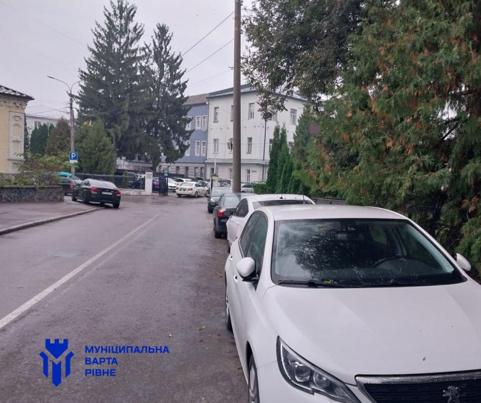 Близько 30 постанов виписали водіям рівненські муніципали на вулицях Героїв поліції та Хвильового - фото 2
