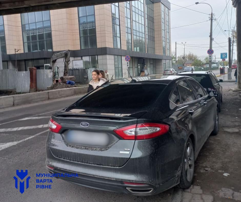 Близько 30 постанов виписали водіям рівненські муніципали на вулицях Героїв поліції та Хвильового - фото 3
