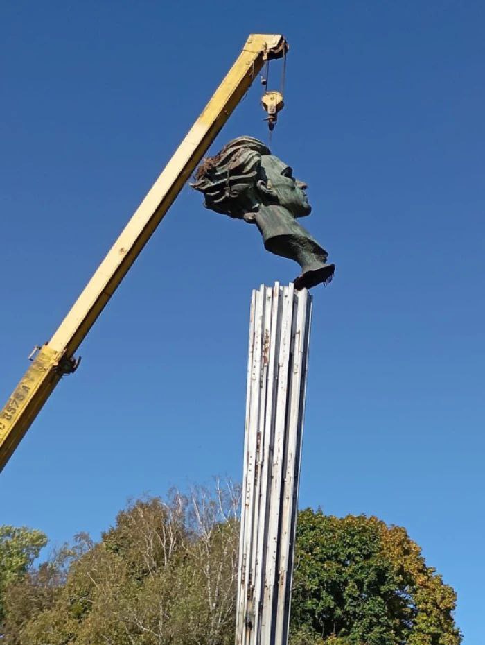 Демонтовано пам'ятник Островському на Рівненщині - фото 1 Демонтовано пам'ятник Островському на Рівненщині - фото 1