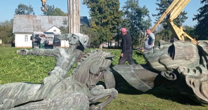 Демонтовано пам’ятник Островському на Рівненщині Демонтовано пам’ятник Островському на Рівненщині