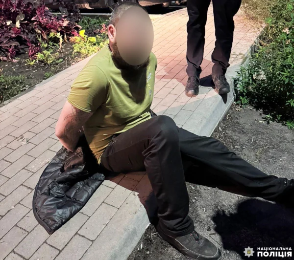 Зловмисників, які спалили авто підприємця у Рівному, затримано - фото 2