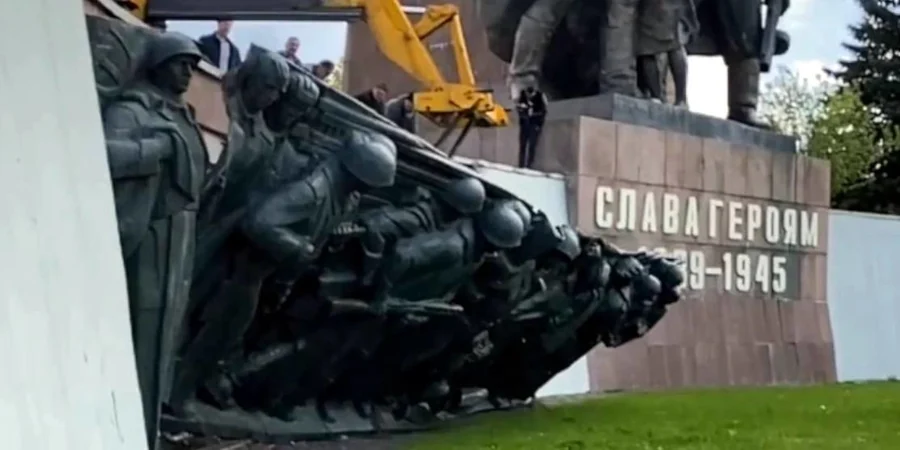 Метал з пам'ятника, що стояв на пагорбі Слави у Рівному, продали - фото 1