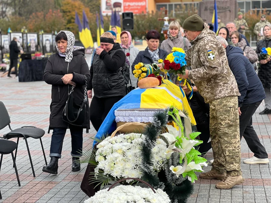 З командиром десантно-штурмового взводу попрощались у Рівному - фото 2