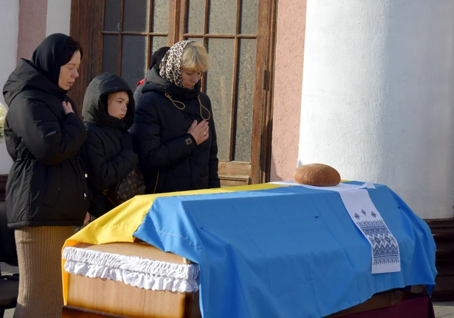 У Здолбунівській громаді прощалися із військовим - фото 2