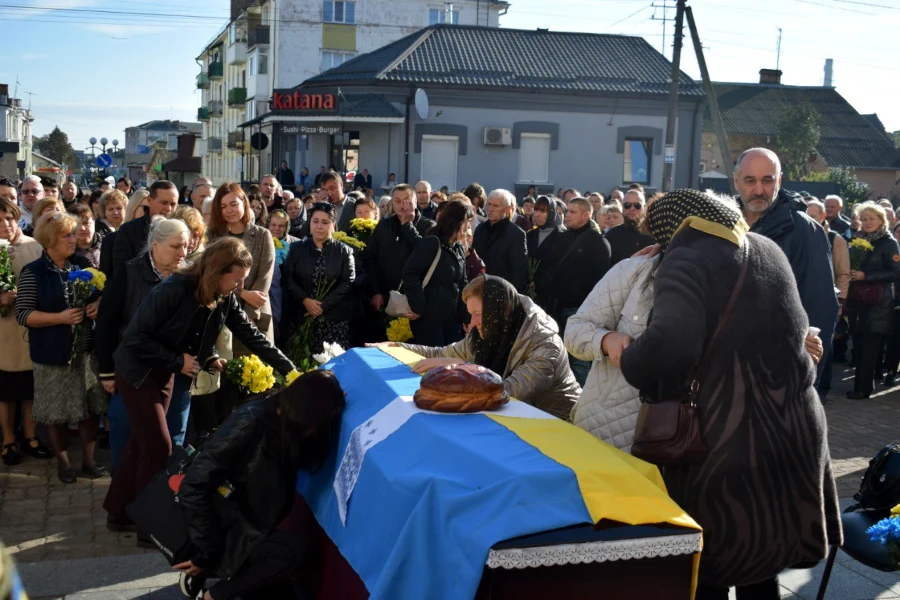 Попрощались із земляком-воїном у Здолбунівській громаді - фото 1 Попрощались із земляком-воїном у Здолбунівській громаді - фото 1