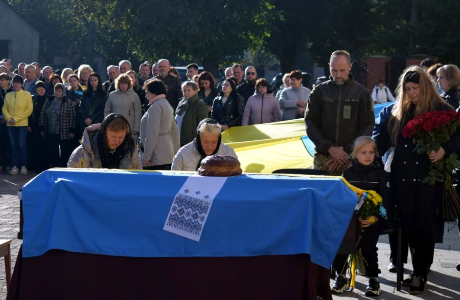 Попрощались із земляком-воїном у Здолбунівській громаді - фото 2 Попрощались із земляком-воїном у Здолбунівській громаді - фото 2