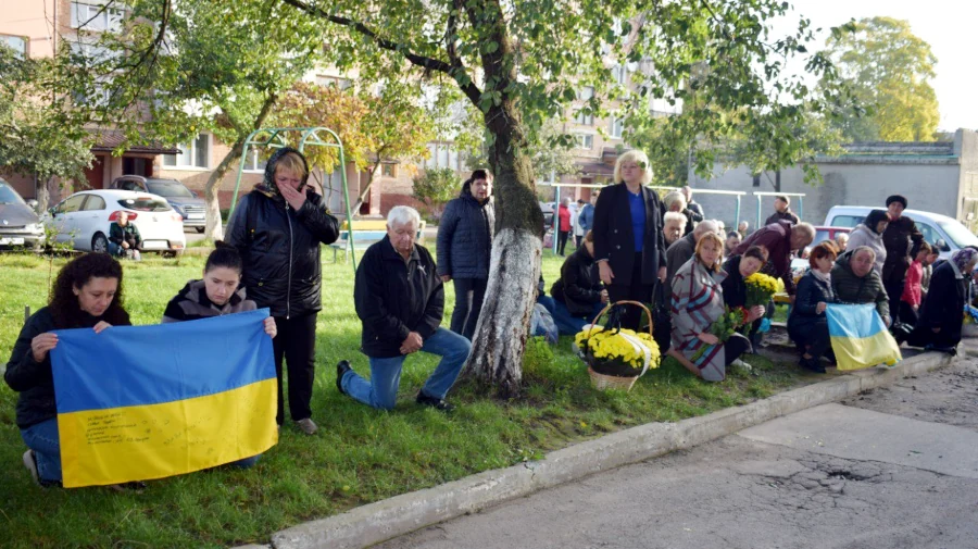 Попрощались із земляком-воїном у Здолбунівській громаді - фото 3 Попрощались із земляком-воїном у Здолбунівській громаді - фото 3