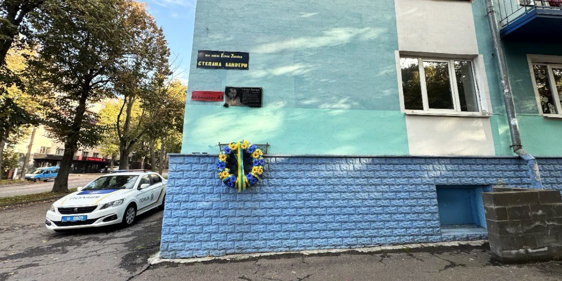 Чоловіка, який пошкодив меморіальну дошку у Рівному, розшукали