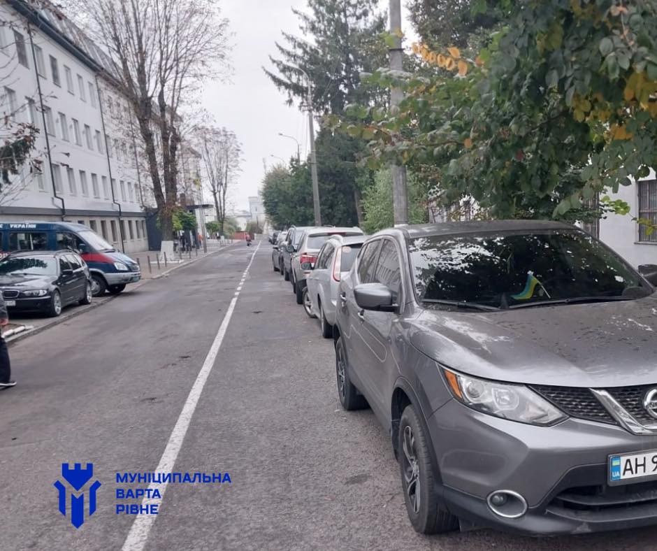 Близько 30 постанов виписали водіям рівненські муніципали на вулицях Героїв поліції та Хвильового - фото 1