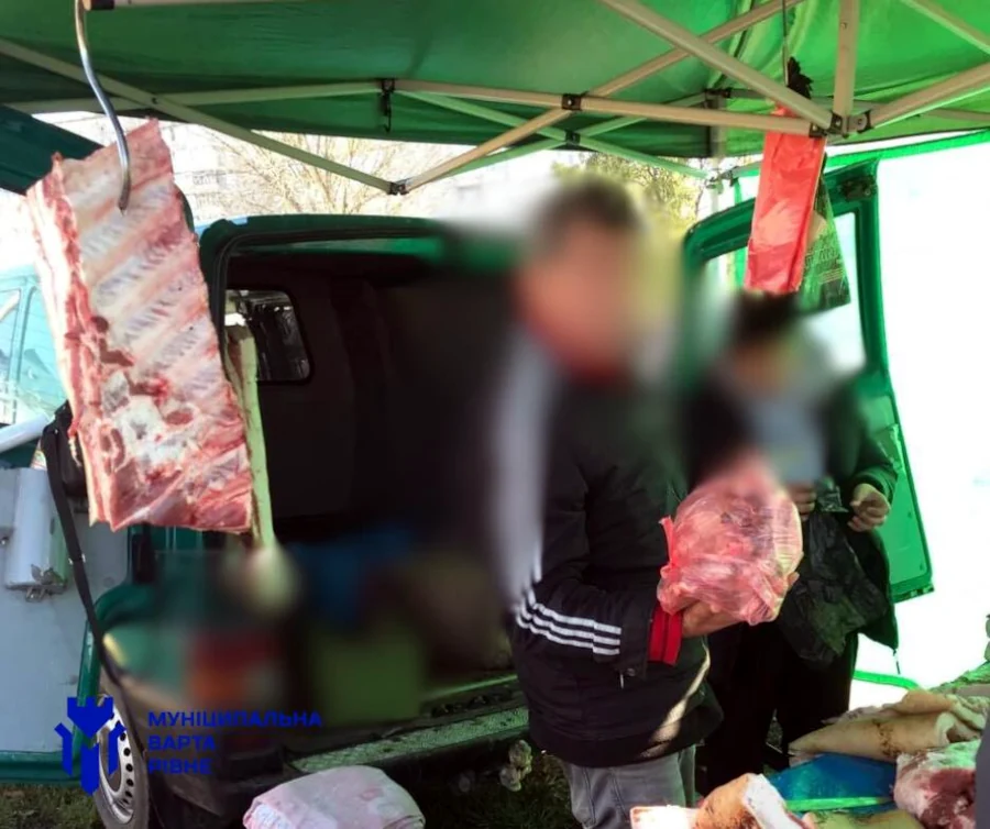 М'ясною продукцією торгували в Рівному поза межами ринку - фото 1